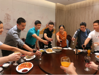 天正全员举杯共庆 天正全员举杯共庆